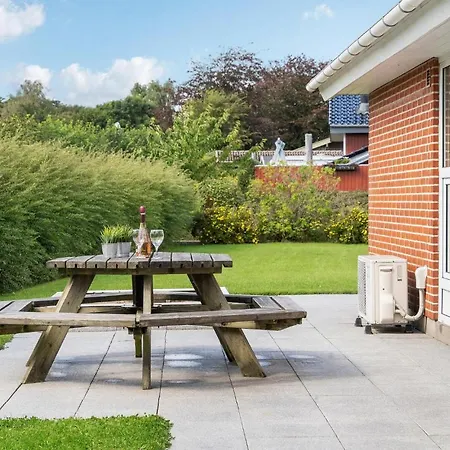 Beautiful In With Sauna, Wifi And 4 Bedrooms Semesterbostad