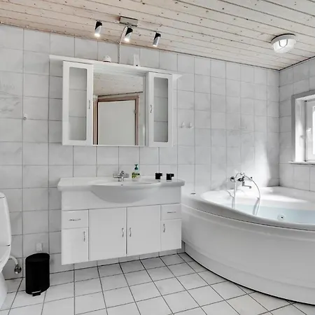 Beautiful In With Sauna, Wifi And 4 Bedrooms Semesterbostad